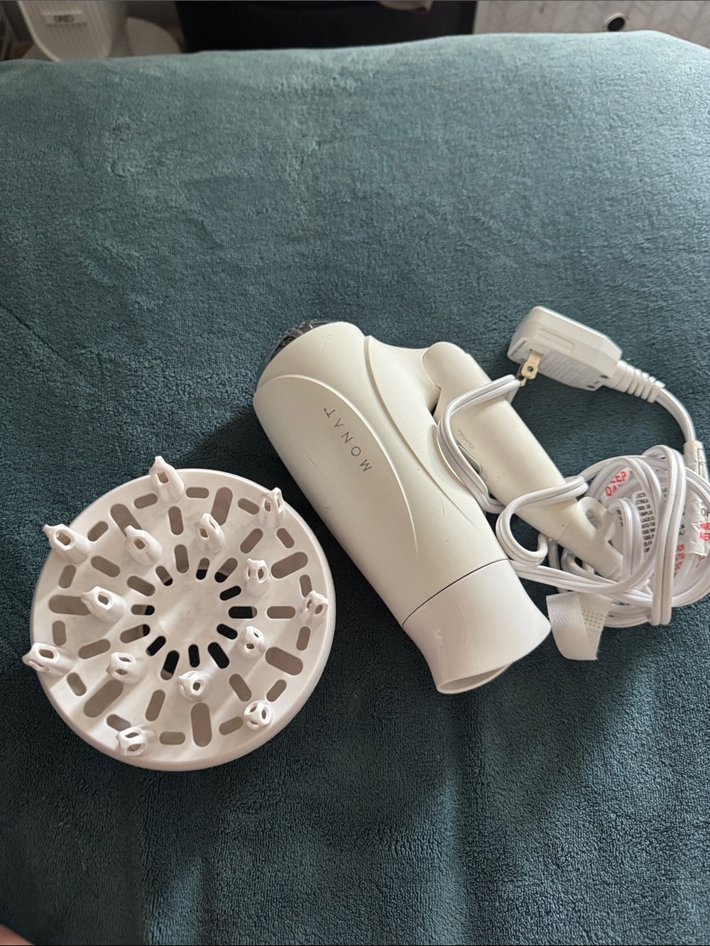 Monat travel hair dryer with diffuser